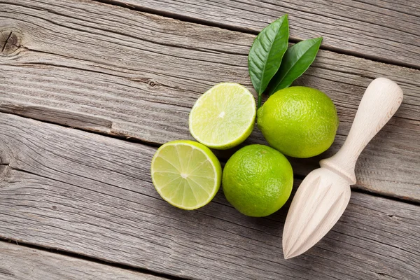 Färsk lime och juicer — Stockfoto