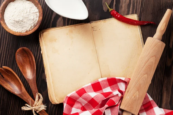 Livro de receitas vintage, utensílios e ingredientes — Fotografia de Stock