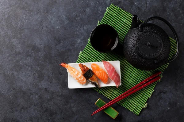 Conjunto de sushi e chá verde — Fotografia de Stock