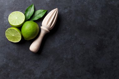 Limes ve taş üzerinde meyve sıkacağı 