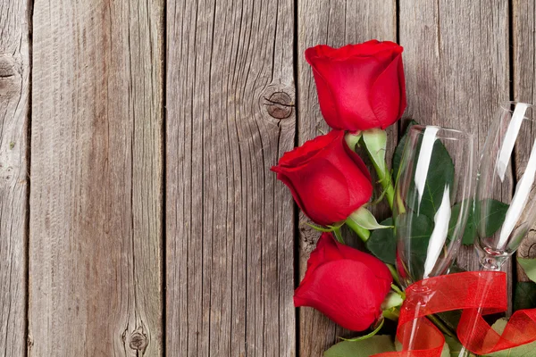 Valentijnsdag rozen boeket en champagne glazen — Stockfoto