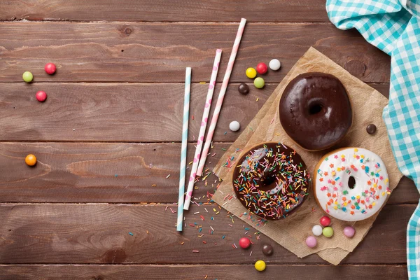Donuts és a kávé, a fából készült asztal — Stock Fotó