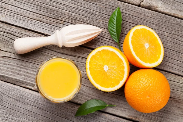 新鲜成熟的橘子和果汁 — 图库照片