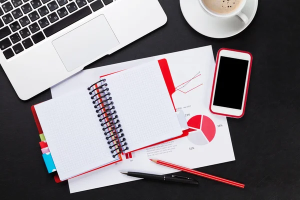 Table de bureau avec ordinateur portable, café — Photo