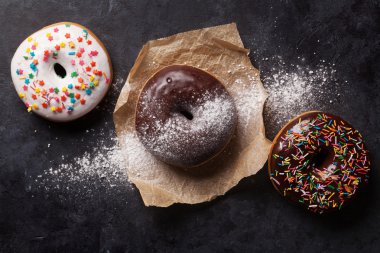 Taş Masa üzerinde renkli donut