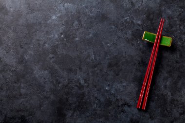 Taş masada suşi yemek çubukları