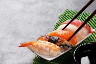 Sushi seti ve yemek çubukları