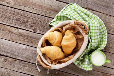 Taze kruvasanlar ve süt