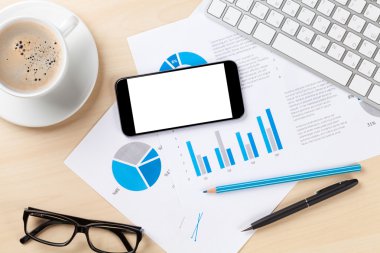 Ofis Masası ile telefon, grafikler ve kahve