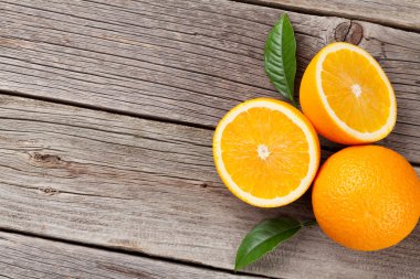 Tahta masada taze taze portakallar