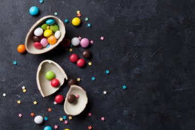 Renkli şeker ve çikolata yumurta