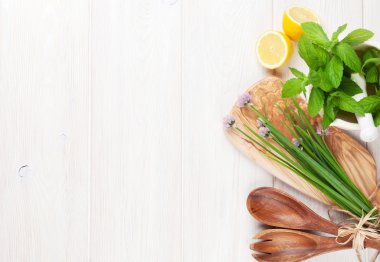 Tahta masada taze otlar ve baharatlar. 