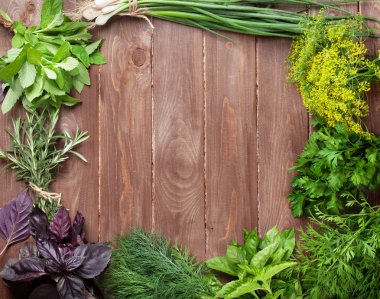 Ahşap masa üzerinde taze Bahçe otlar