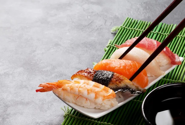 Set de sushi y palillos — Foto de Stock