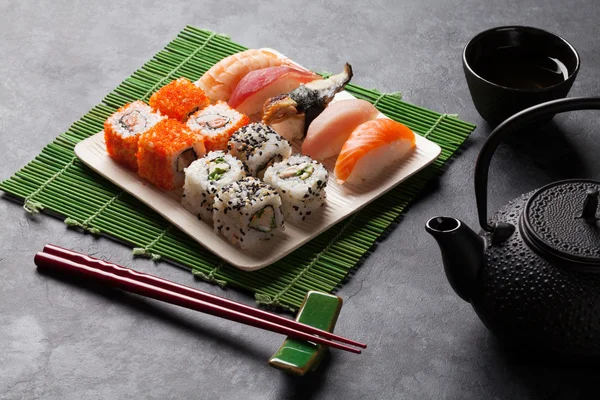 Conjunto de rolos de sushi e maki e chá — Fotografia de Stock