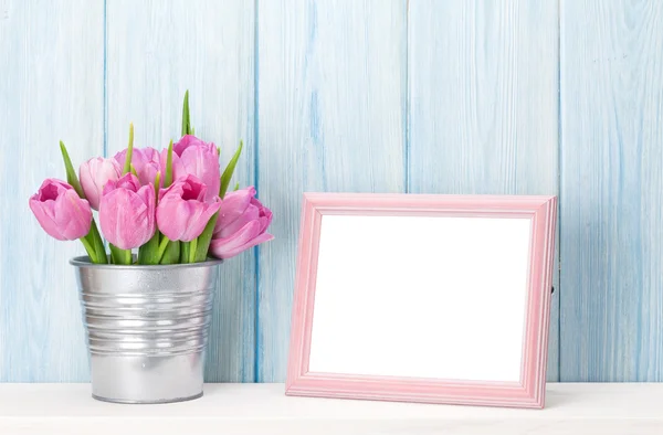 Roze tulpen boeket en foto frame — Stockfoto