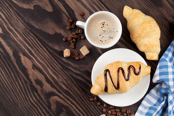 Verse croissants en koffie — Stockfoto