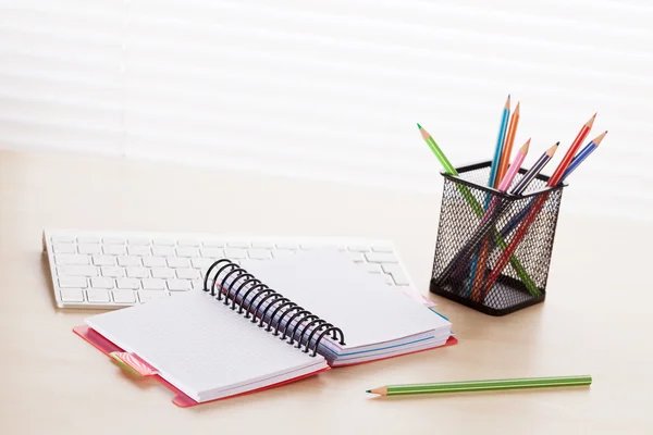 Escritório local de trabalho com pc, bloco de notas e lápis — Fotografia de Stock