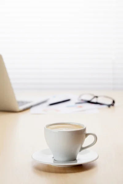 Ofis Resepsiyon işyeri dizüstü bilgisayar ve kahve — Stok fotoğraf
