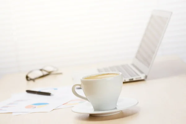 Escritório local de trabalho com laptop e café — Fotografia de Stock