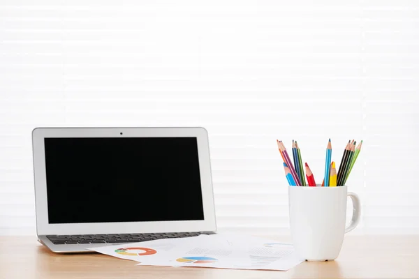 Escritório local de trabalho com laptop, relatórios e lápis — Fotografia de Stock