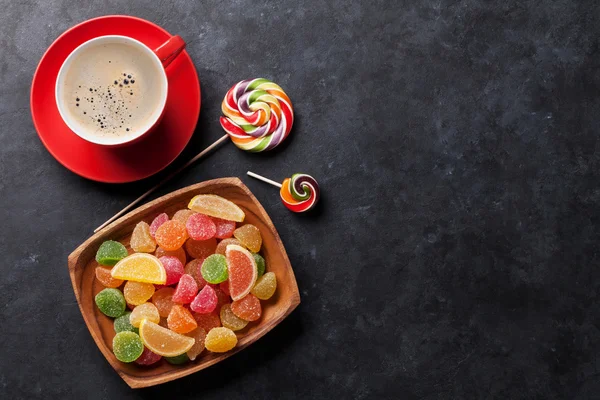 Káva, barevné bonbóny, želé a marmeláda — Stock fotografie