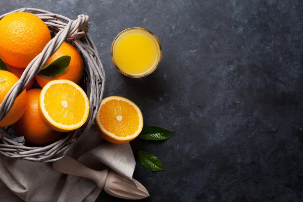 Fruits et jus d'orange frais — Photo