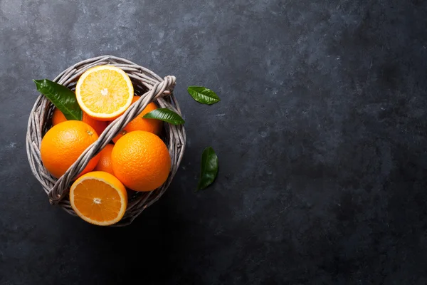 Cesta de frutas frescas de laranja — Fotografia de Stock