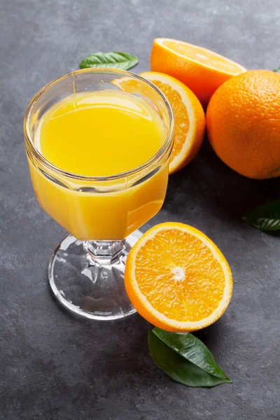 Frische Orangenfrüchte und Saft — Stockfoto
