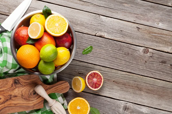 Färska citrusfrukter i durkslag — Stockfoto