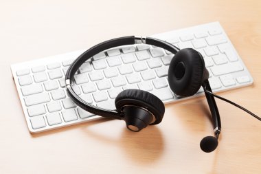 Ofis Masası kulaklık ve klavye