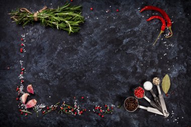 Otlar ve baharatlar siyah tasi üzerinden