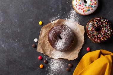 Taş Masa üzerinde renkli donut
