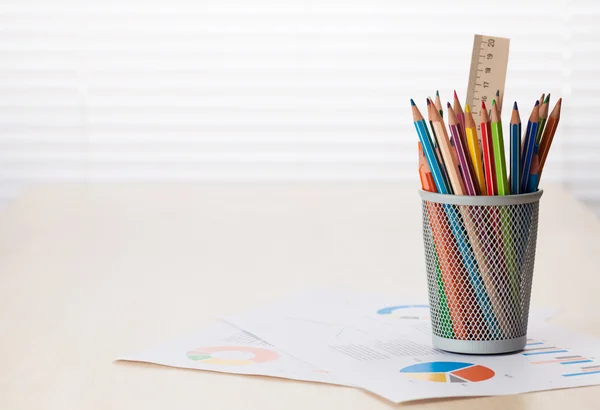 Escritorio de oficina con gráficos y suministros —  Fotos de Stock