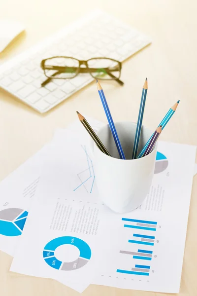 Escritório local de trabalho com suprimentos — Fotografia de Stock