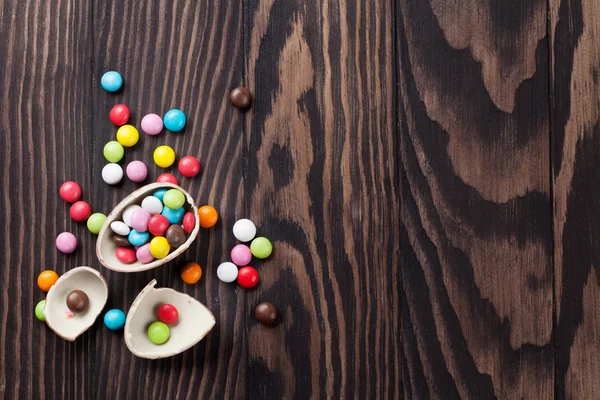 Barevné bonbóny a čokoládové vajíčko — Stock fotografie