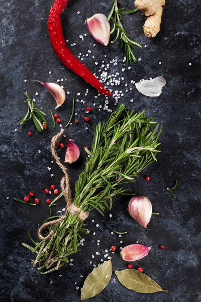 Otlar ve baharatlar siyah tasi üzerinden