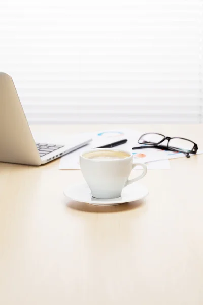 Lieu de travail de bureau avec ordinateur portable et café — Photo