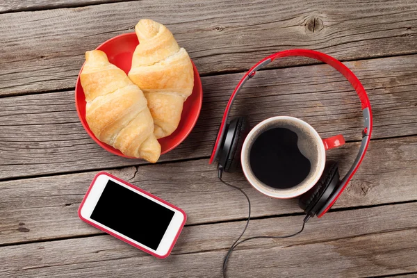 Croissants, café, smartphone y auriculares —  Fotos de Stock