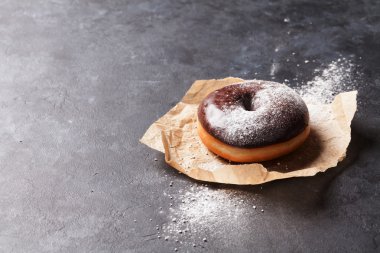 Pudra şekeri ile çikolatalı çörek