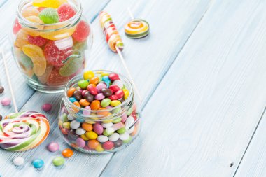 ahşap masa üzerinde renkli şekerler