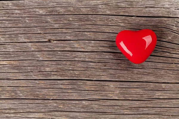 Corazón de caramelo sobre madera — Foto de Stock