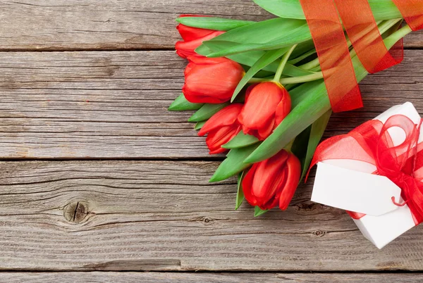 Rote Tulpen und Geschenkbox — Stockfoto