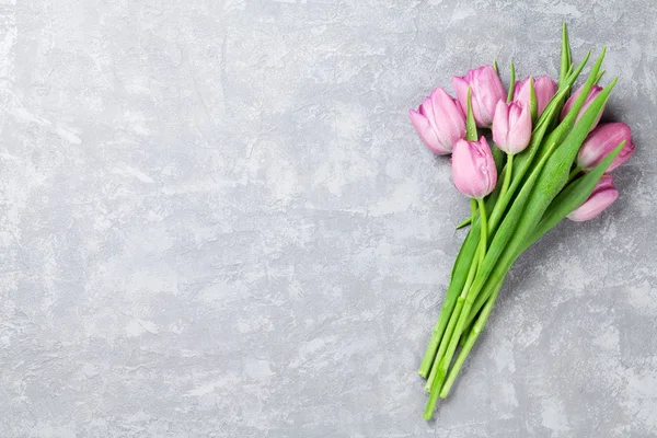 Fleurs de tulipes roses fraîches sur table en pierre — Photo