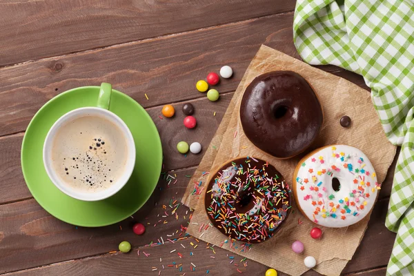 Donuts és a kávé, a fa — Stock Fotó