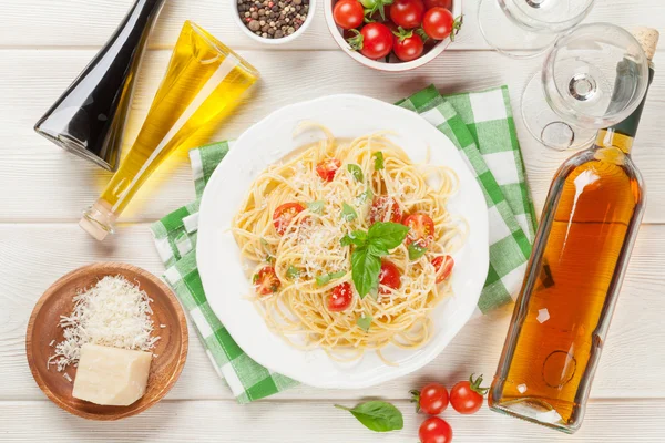 Pasta de espaguetis y vino blanco — Foto de Stock