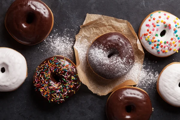 Donuts coloridos na mesa — Fotografia de Stock