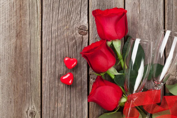 Ramo de rosas de San Valentín y copas de champán — Foto de Stock