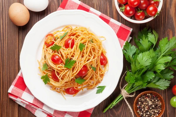 Spagetti makarna domates ve maydanoz ile — Stok fotoğraf