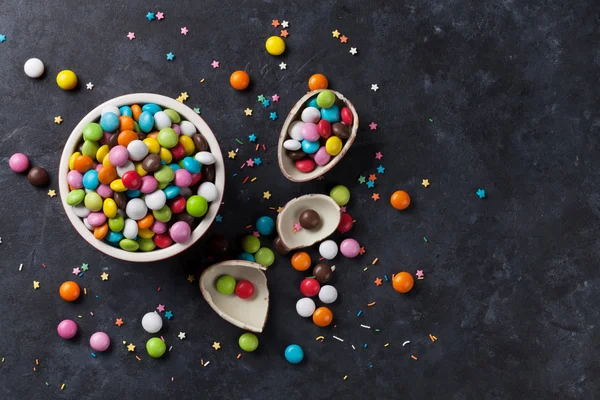 Kleurrijke snoepjes en chocolade ei — Stockfoto